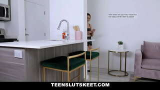 Молоденькая красотка имкон медиҳад, ки однокласснику трахнуть вай дар ивази он контрольные кор