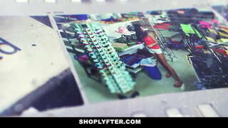 Үлкен сиськи бар қыз өзінің кискасын мастурбациялайдыОфицер оны таңертеңгі ауысым туралы есептерді ұрлағаны үшін қамауға алды және ол мұны 1-2 рет жасайтынын мойындады.Ол өзінің кискасын жұлып алып, оны жұлдыруға мүмкіндік береді.Сексуалды қыз өзінің кискасын мастурбациялайды