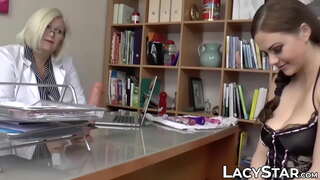 Sisate GILF dominira zgodna mlada dušo