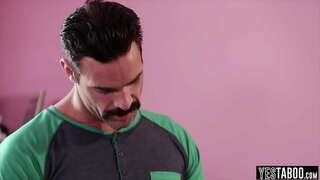 Ամառային օր ստանում առաջ իր խորթ հոր հետ