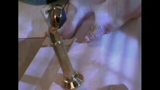 Me brirë lezbiket fuck në vaskë të nxehtë