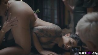 Gina таалагдсан байх нь таатай гэхэд Reagan