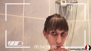 Ružna teen krije u kupatilu da prst sebi