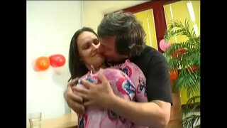 ���ർജ്ജസ്വലമായ പെൺകുട്ടി അറിയാവുന്നതു കൊണ്ട് big natural tits gets banged പിന്നിൽ നിന്ന്