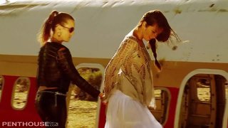 شہوانی ، شہوت انگیز ہم جنس پرست ستارے Allie اور Jenna 69 اور fingerbang صحرا میں.