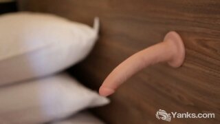 Tatuato bionda miele da Yankee Viola avvitando la figa con il suo giocattolo