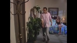 Wong lanang kawin leggy pirang ing asu nuduhke nalika kanca-kanca kang katon ing kamar sabanjuré