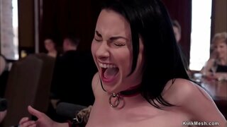 Hoved slave Veruca James guider slave praktikant Sabrina Banker for service prostitueret og de hårde fuck og forelægger i den øverste etage orgie bdsm party