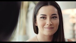 Wanita yang lebih tua mengajar salah satu muda beberapa perkara