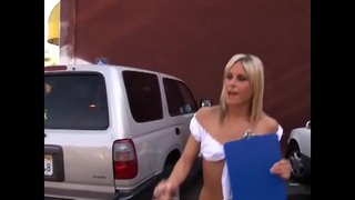 Ung babe tar harde kuk i hennes våte barbert twat