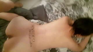 Gruaja zuskë dëshiron sperma në prapanicën e saj