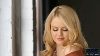 Ť�胸部和屁股的金发女郎摩洛伊斯兰解放阵线的宝贝显示了热的身体