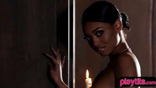 Sportiewe swart babe sensueel strip sessie