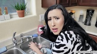 Hot mom Lilium Lane vult eam stepsons sucus sic illa tangit eum, dum shes faciendo lauandi