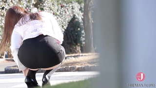 À�Big Ass】Ji vilioja lewdly su savo plakta šlaunų kyšantį iš jos keliaraištis diržo. [bunc 001]