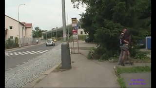 Dad-a sa usa ka batan-on nga nagbaligya sa iyang dungog sa fuck sa ilalum sa usa ka tulay sa usa ka publiko nga parke