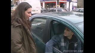 Didelis kalė gauna pakliuvom du vaikinai ėmėsi stabdyti