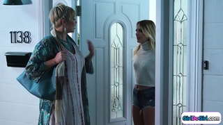 Medium грустная Блондинка менән бәйләнеш аша милф йыйылма абайса.Ул үбешә, йөрөтөү һәм обдирать.Үҙенең бәләкәй сабыйы менән кеше заты трахаться менән киска көллият бритый